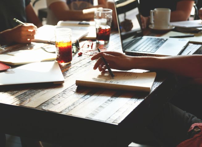 Die Workshop-Teilnehmer erarbeiten in einem interdisziplinären Team gemeinsam eine Kraftstoff-Roadmap anhand der von ihnen präferierten Kraftstoffrouten.