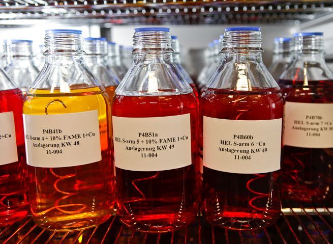 Beschriftete Brennstoffproben lagern in Flaschen in einem Wärmeschrank.