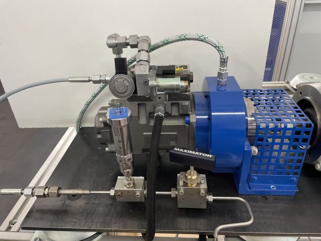 Auf einem Prüfstand befindet sich eine Brennstoffpumpe aus Metall mit Schläuchen für die Zu- und Abfuhr von Brennstoff.