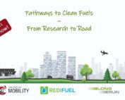 Eine Zeichnung mit Häuser Bäumen und Wiese, Lkw, Pkw und Flugzeug sowie der Logos der Forschungsprojekte und Fördergeber.