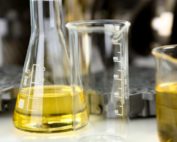 Erlenmeierkolben mit alternativem Kraftstoff.