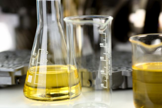 Erlenmeierkolben mit alternativem Kraftstoff.