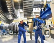 Techniker im Maschinenbau montieren eine Gasturbine.