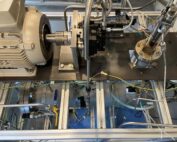 Ein Prüfstand mit Elektromotor, Injektor, Kabeln und Leitungen