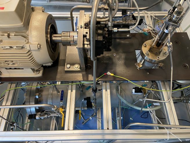 Ein Prüfstand mit Elektromotor, Injektor, Kabeln und Leitungen