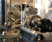 Metallteile und Kabel auf einem Prüfstand