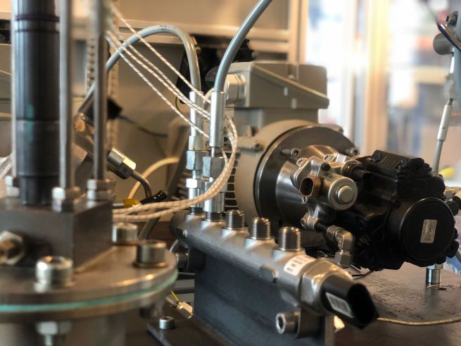 Metallteile und Kabel auf einem Prüfstand