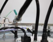 Kraftstoffleitungen, ein Stromkabel und ein Einspritzsystem auf eine silbernen Oberfläche.