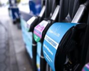 Drei Zapfpistolen an einer Zapfsäule, eine davon mit E20-Aufkleber